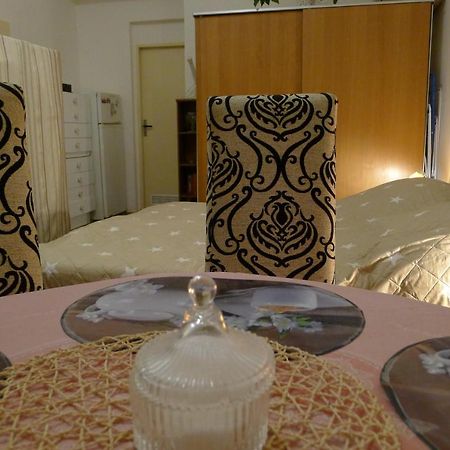 Cozy Modest Room For 2 Or 3 Persons 프라하 외부 사진
